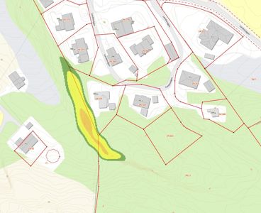 Situasjonsplan som viser tomtegrenser (røde linjer), eksisterende bygninger, topografi (konturlinjer) og en markert soneringsområde (gult/grønt).