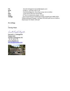 Et fotografi av en fleretasjes bygning med parkeringsplasser foran, inkludert bilmerker og omgivelser.