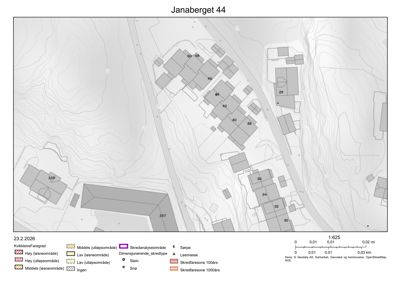 Kart over Janaberget 44 som viser topografi, bygningers plassering og skredfareområder.