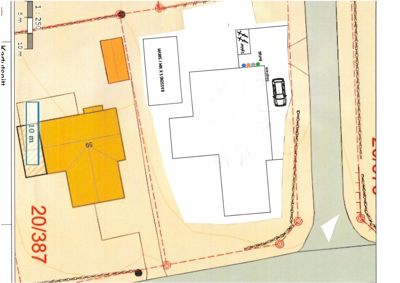 Situasjonsplan som viser tomtens grenser, bygningers plassering, en basseng, en bilplass og en stue. Planen har også en målestokk og en retningspil.