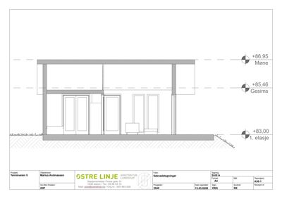 Snittegning som viser bygningens tverrsnitt med høydemål for Møne, Gesims og 1. etasje.