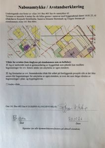 Et dokument med en nabosamtale/avstandserklæring. Dokumentet inneholder en liten situasjonsplan (kart) som viser eiendomsgranser og bygninger.