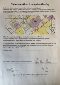 Et situasjonskart (tomtekart) som viser eiendomsnummer, grenser og avstander mellom naboeiendommer.