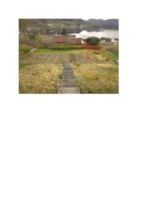 Fotografi av et eksisterende eller planlagt byggprosjekt med overlagte tegninger som viser byggefelt og trapp.