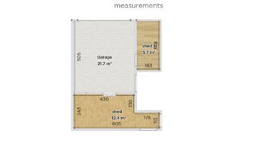 Etasjeplan (eller tomtplan) som viser romfordeling, mål og areal for en garasje og to uthus.