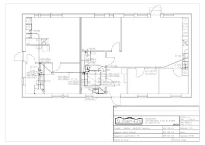En plantegning som viser romfordeling, veggposisjon og tekniske installasjoner (vann, avløp, ventilasjon) for et hus.