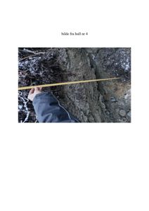 Fotografi av et utgravd hull (hull nr 4) med en målebånd som viser dybde eller dimensjon.