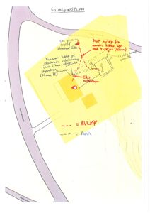 Situasjonsplan med håndskrevne notater om vann- og avløpsledninger, septic-tank plassering og kabler.