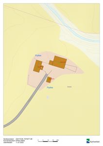 Situasjonsplan som viser tomtens form, plassering av bygninger (markert med brune felter), vei (Flyttesveien), og omgivelsene (konturer, vannløp).