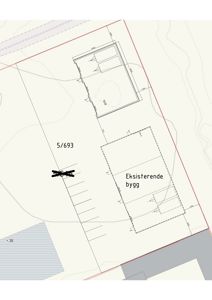 Situasjonsplan som viser tomtens grenser (rød linje), eksisterende bygg, en ny planlagt bygning (hvit kontur), og et parkeringsområde med 10 plasser.
