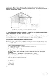 En håndtegnet tegning som viser fundament og terrengjusteringer for en carport, inkludert en skisse av en garasje med dør og vindu.