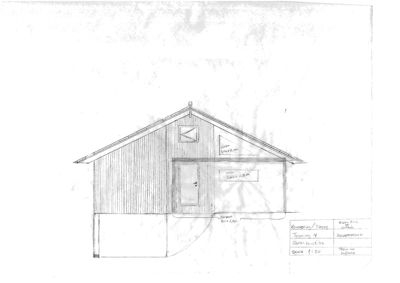 En håndtegnet fasadetegning av en bygning, som viser takform, vinduer, dør og veggmønster.