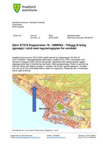 Oversiktskart over Borkenes i Kvæfjord kommune med markert eiendomsbeliggenhet (Kopperveien 10) og en blå pil som peker mot eiendommen.