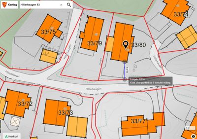 Kartutsnitt fra Kartlag som viser eiendomsgrenser, bygninger og veier i området Hillarhaugen 63.