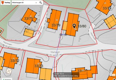 Kartutsnitt fra et digitalt kart (Norgart) som viser eiendomsgrenser, bygninger og gatenavn for Hillarhaugen 63.