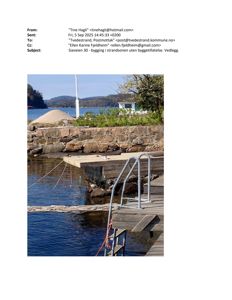 Fotografi av en kai og strandkant ved vannet, inkludert en sandhaug og en liten hvit bygning i bakgrunnen.