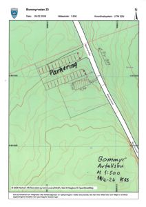 Situasjonsplan for tomta Bommyrveien 23 som viser topografi, veier og en markert 'parkering'.