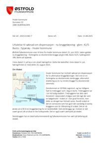 Situasjonsplan som viser to alternative bryggeløsninger (røde streker) i forhold til eksisterende steinbrygge og skipsvraket «Fylgia».