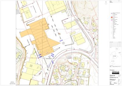Situasjonsplan som viser tomtens beliggenhet, naboeiendommer, høydemålinger (konturlinjer), og planlagt bebyggelse med angitte mål.