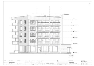Fasadetegning (Fasade Syd) av en fleretasjes bygning med detaljerte mål og konstruksjonslinjer.