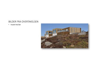 Fotografi av en ferdig bygning (villa) sett fra utsiden, med tittelen 'Bilder fra overtakelsen' og beskrivelsen 'Fasade Vest/Sør'.