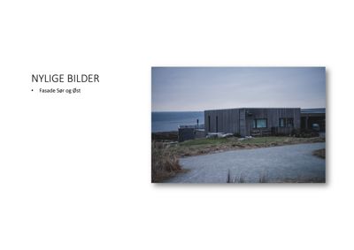 Fotografi av en moderne bygning med trepanel ved kysten, sett fra sør og øst.