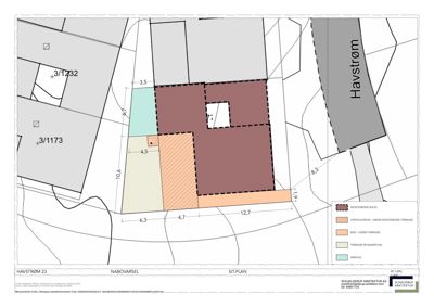 Situasjonsplan (sit.plan) som viser tomtens grenser, naboeiendommer og terrengforhold.