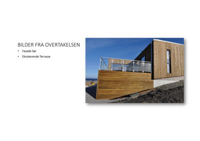 Fotografi av en bygning med trepanel og terrasse, tatt under overtagelsen.