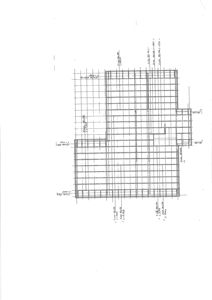 En tegning som viser romfordeling og veggkonfigurasjon for en etasje i en bygning.