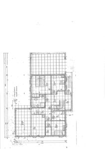 Etasjeplan (1. etasje) som viser romfordeling, vegger, dører, vinduer og trapp.