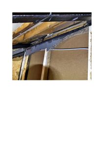 Fotografi av en byggeprosess, der man ser takkonstruksjon med isolasjon og takbelegg.