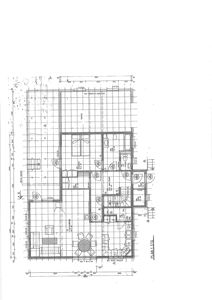 Etasjeplan (PLAN 1. ETG) som viser romfordeling, vegger, dører, vinduer og møblement i et hus.