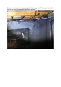 Fotografi av et innvendig rom med tydelige røykskader på vegger og tak, samt synlig takkonstruksjon.