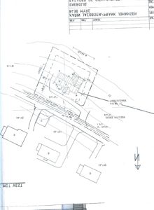 Situasjonsplan som viser tomt, bygningers plassering, veier og orientering.