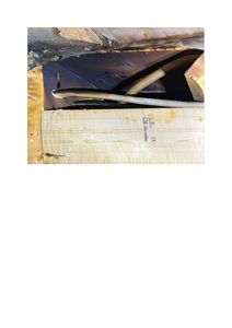 Fotografi av en konstruksjonssone inne i en bygning, som viser en bjelke med merking og installerte rør.