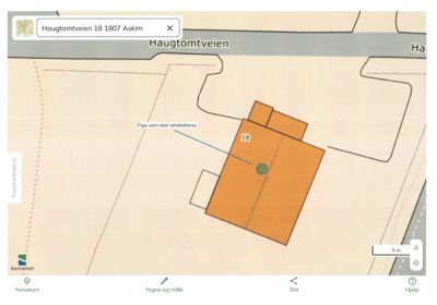 Kartutsnitt fra Kartverket som viser Haugtomtveien 18 i Askim, med markering av bygning og en pipe som skal rehabiliteres.