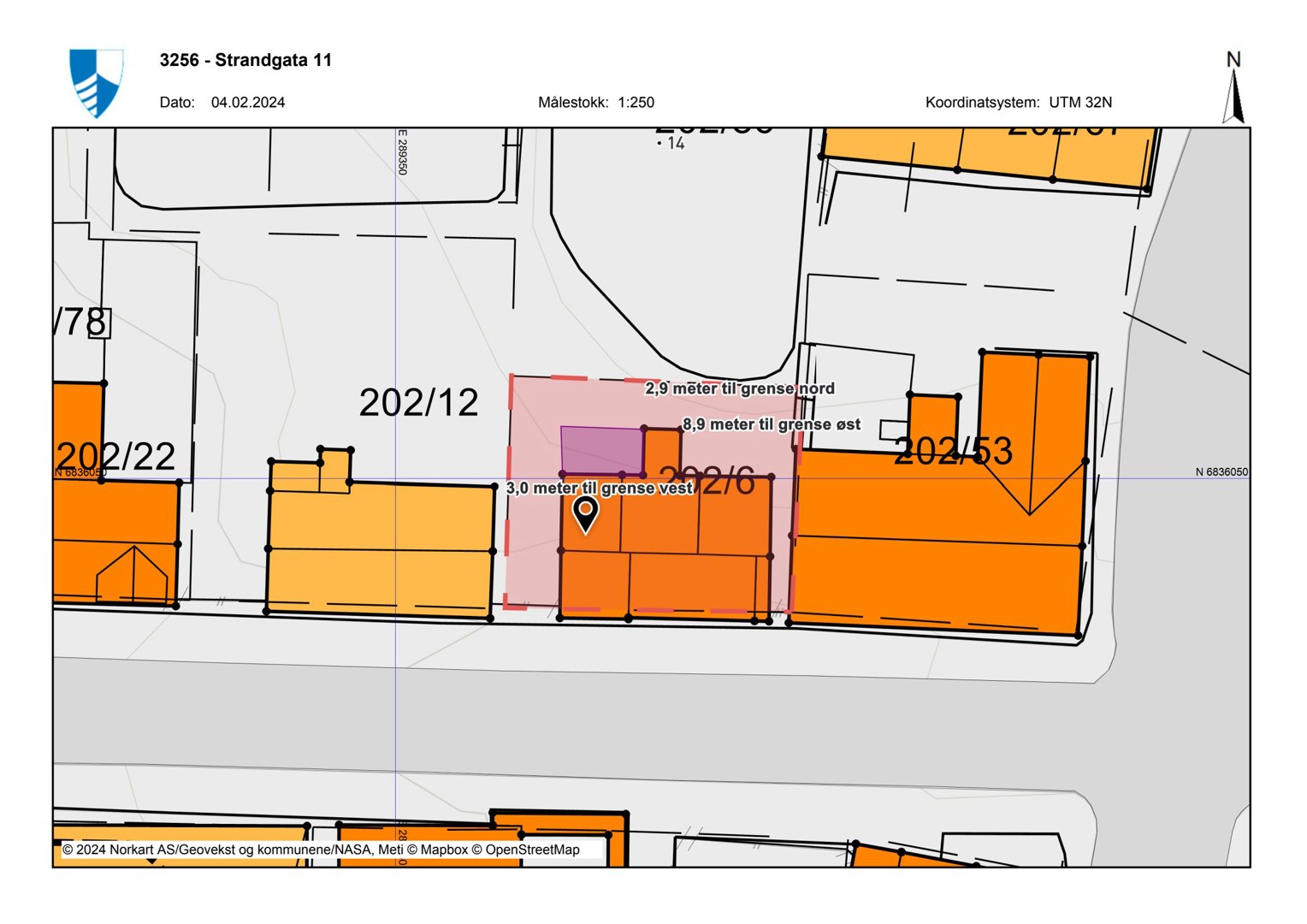 Situasjonsplan som viser tomtens plassering i forhold til nabotomter og bygninger, med angitte avstander til grenser.