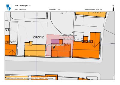 Situasjonsplan som viser tomtens plassering i forhold til nabotomter og bygninger, med angitte avstander til grenser.