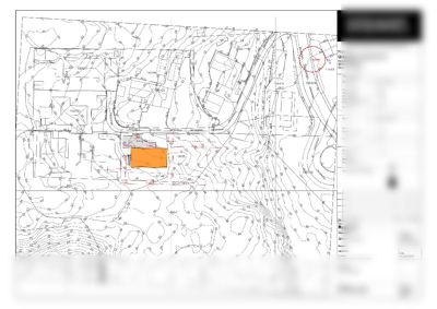Situasjonsplan som viser tomtens topografi, omgivende infrastruktur og bygningers plassering.