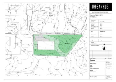 Situasjonsplan som viser tomtens grenser, høydemålerlinjer, nabotomter og planlagt bebyggelse med arealopplysninger.