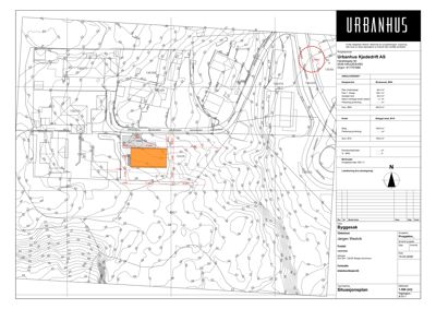 Situasjonsplan som viser tomtens topografi, omgivende infrastruktur og bygningers plassering.