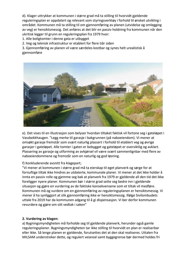 Fotografi av en boligbebyggelse med en gate og garasjer i bakgrunnen, som illustrerer et punkt i en klagesak.