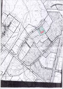 Situasjonsplan som viser tomtegrenser, høydemålerkurver, veier og plassering av en bygning (markert med rødt) i forhold til omgivelsene.