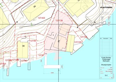 Situasjonsplan som viser tomtens beliggenhet, grenser, nabobebyggelse, høydemålerlinjer og en planlagt utvidelse av en kai.