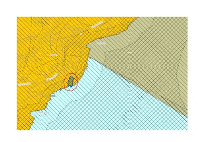 Kartutsnitt som viser et område med gule og grå felter, samt en markert bygning (rødt sirkel) ved kysten.