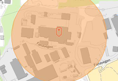 Kartutsnitt som viser et område med bygninger, veier (Fanavegen) og et markert punkt (rødt ikon) i sentrum.