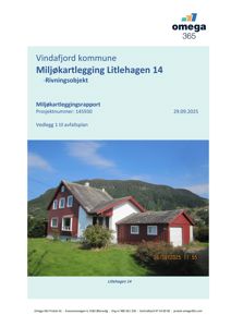 Fotografi av en rød og hvit husbebyggelse med uthus, sett fra en lav vinkel mot en bakgrunn av fjell. Bildet er datert 26.09.2025.