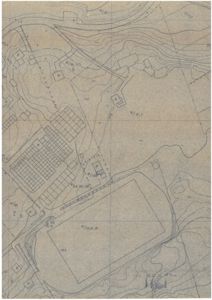 Situasjonsplan som viser tomtens topografi (konturlinjer), plassering av bygninger, veier og omgivende terreng.