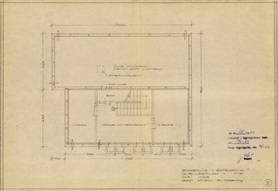 Etasjeplan (eller grunnplan) som viser romfordeling, vegger, dører, trapp og dimensjoner.