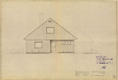En tegning som viser fasaden (fronten) på en bygning, inkludert vinduer, dør og takform.